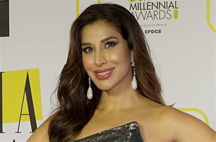 Bollywood Star Sophie Choudry in Workout Gear Shares Gym Selfie