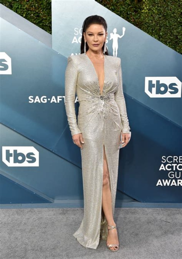 Catherine Zeta-Jones in Bathing Suit Says “Sun’s Out” — Celebwell