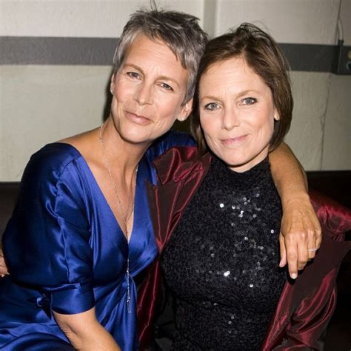 Does Jamie Lee Curtis play the guitar in You Again? – Celebrity
