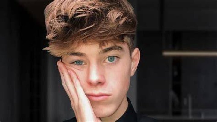 Famous 22 Year Old Males
