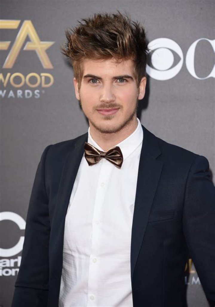 
How Much Money Does Joey Graceffa Make? Latest Income Salary
