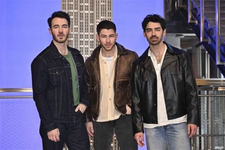 How old were the Jonas Brothers when they were filming Jonas? – Celebrity