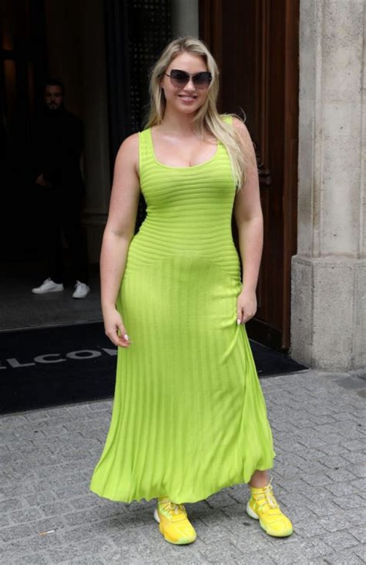 Iskra Lawrence in Bathing Suit Says "Good Morning" — Celebwell