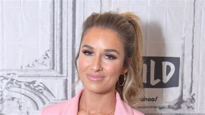 Jessie James Decker in Bathing Suit Shows Off "Revenge Body" — Celebwell