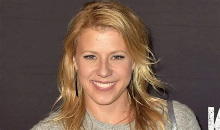 Jodie Sweetin Bra Size, Age, Weight, Height, Measurements