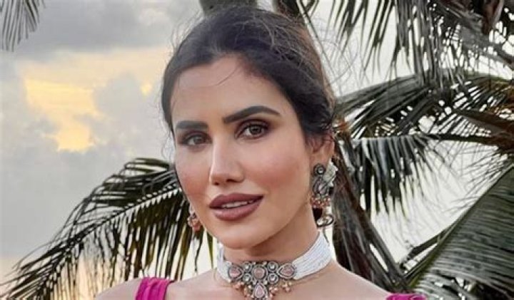 Sonnalli Seygall in Bathing Suit Shares "Current Mood" — Celebwell