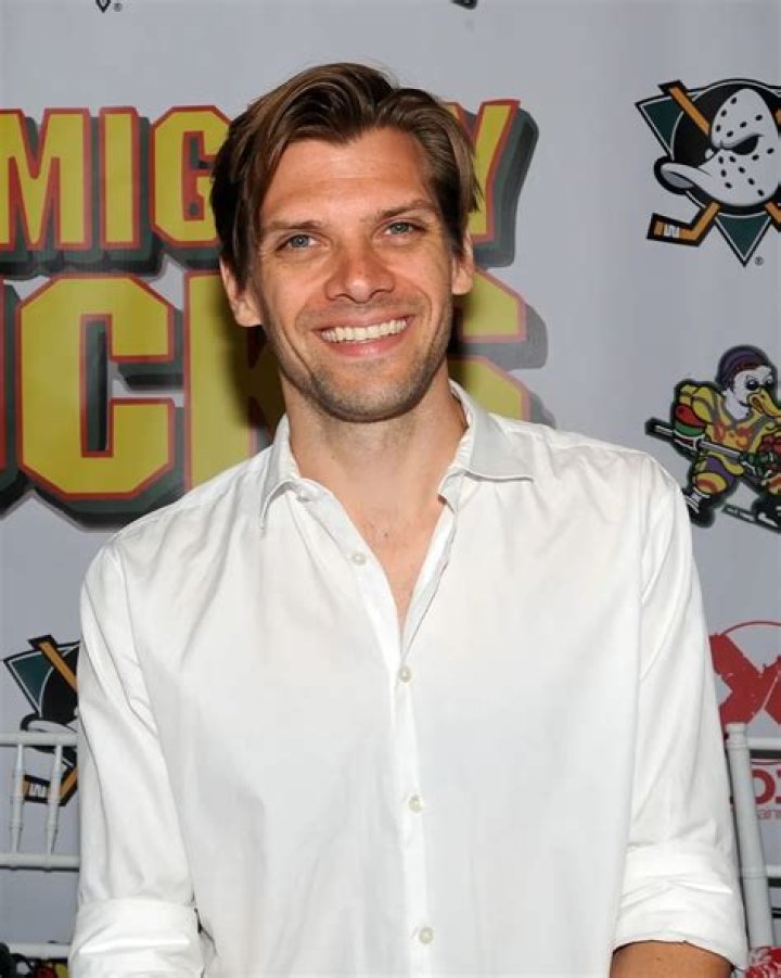 What happened to Adam Banks from Mighty Ducks? – Celebrity