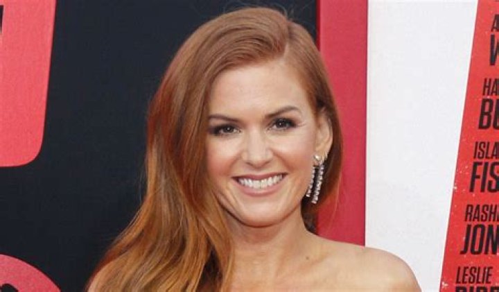 Wolf Like Me Star Isla Fisher Shares Swimsuit Photo to Get "Your Attention"