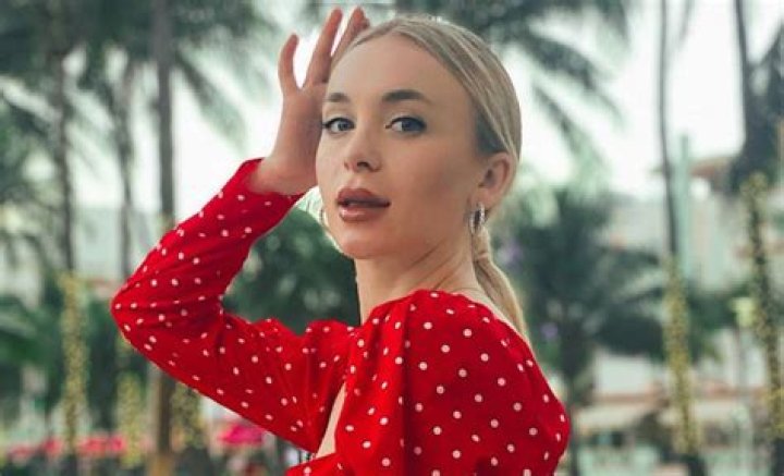 Yara Zaya in Bathing Suit Says "Peace" — Celebwell